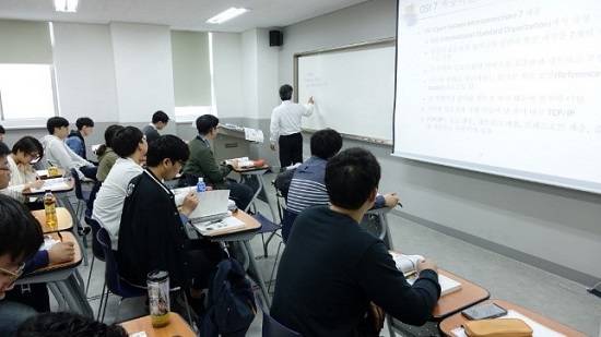 숭실대학교 부설 평생교육원 게임전공 재학생들이 수업에 열중하고 있다. ⓒ 숭실대학교 부설 평생교육원
