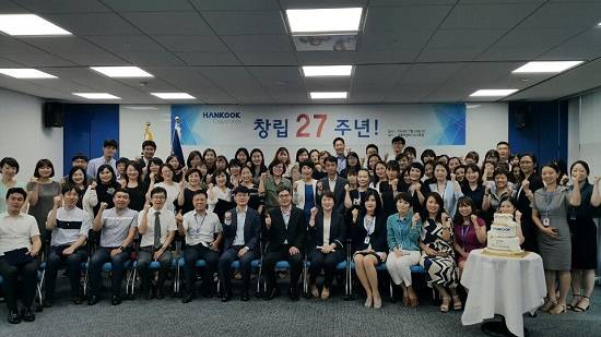 창립 27주년 기념식에 참석한 임직원들이 기념촬영을 하고 있다. = 김상준 기자