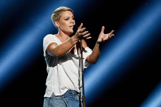 싱어송라이터 핑크(P!nk)가 <Wild Hearts Can't Be Broken>을 열창하고 있다. ⓒ 구글 캡쳐
