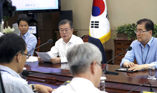 문재인 대통령인 6일 수석보좌관회의를 주재하고, 최근 지속된 폭염에 따른 대응책과 경제 개혁과 관련한 논의를 진행했다. ⓒ 청와대