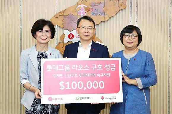 롯데는 7일 서울 중구에 위치한 사회복지공동모금회를 찾아 라오스 이재민 긴급구호 및 피해지역 복구지원을 위해 성금 10만불을 기부했다. (왼쪽부터) 김인희 굿네이버스 부회장, 오성엽 롯데지주 커뮤니케이션실장, 김연순 사회복지공동모금회 사무총장. ⓒ 롯데
