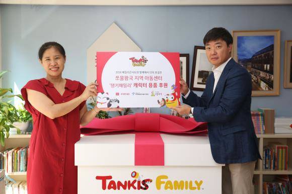 롯데면세점이 8일 쪼물왕국 지역아동센터에 롯데면세점 ‘탱키패밀리’ 캐릭터 상품을 전달했다. 사진은 (왼쪽부터) 이인숙 쪼물왕국 지역아동센터장과 노재승 롯데면세점 커뮤니케이션팀장. ⓒ 롯데면세점