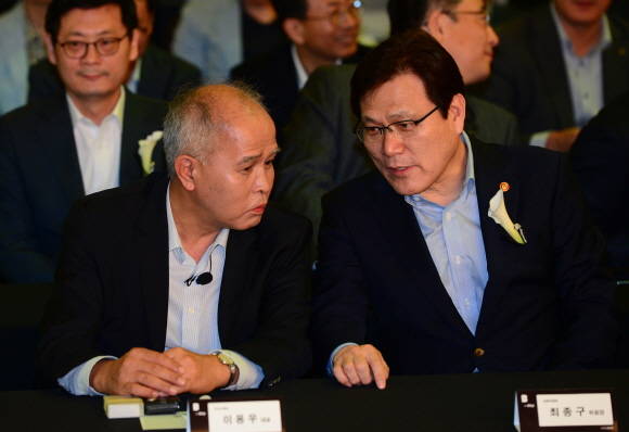 은산분리 완화에 대기업 참여에 대한 찬반이 논란의 주를 이루는 가운데 우려 발생 시 금융당국의 감독, 수습 여력에 대한 의문도 제기되고 있다. 사진은 대화를 나누고 있는 최종구 금융위원장(오른쪽)과 이용우 카카오뱅크 공동대표. ⓒ 뉴스1