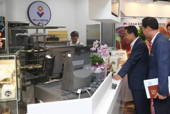 이강래(오른쪽 두 번째) 한국도로공사 사장이 8일 중부내륙고속도로 문경(양평방향)휴게소에 사회적기업 1호점인 경주제과 매장을 둘러보고 있다. ⓒ 한국도로공사