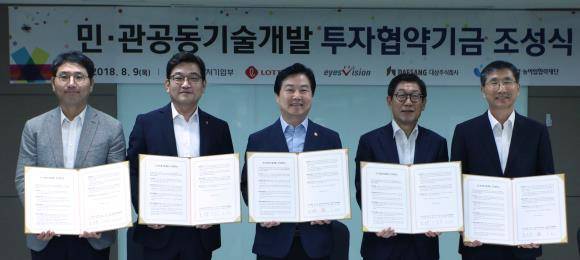 (왼쪽부터) 이정성 대상주식회사 상무, 김종인 롯데마트 대표, 홍종학 중소기업벤처부 장관, 이통형 아이즈비전 대표이사, 김형호 대중소기업 농어업협력재단 사무총장. ⓒ 롯데쇼핑