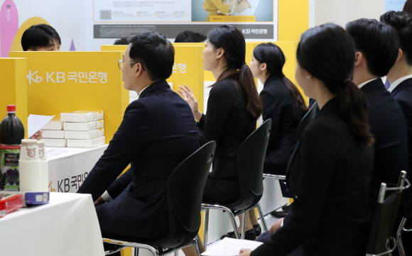 금융권이 대규모 공동 채용 박람회를 연다. 지난해 서울 동대문디자인플라자(DDP)에서 열린 금융권 공동채용박람회를 찾은 금융업계 취업희망 구직자들이 현장면접을 보고 있다. ⓒ 뉴스1