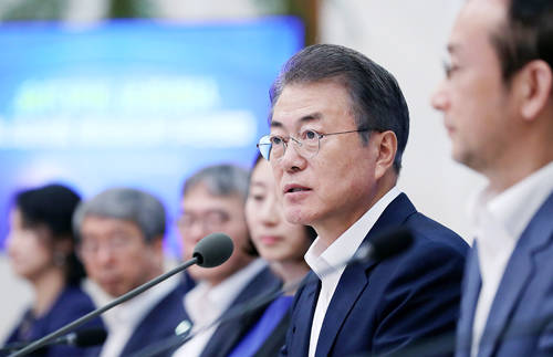 문재인 대통령의 지지율이 김경수 경남지사의 드루킹 특검 출석과 한시적 누진제 완화가 기대에 미치지 못해 취임 후 처음으로 50%대까지 떨어졌다. ⓒ 청와대