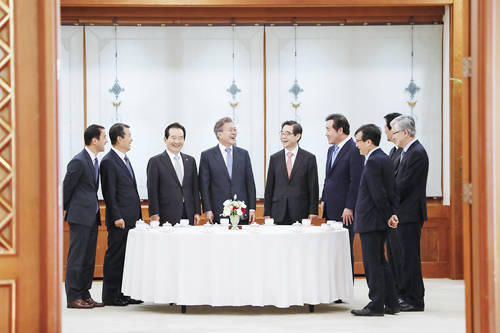 문재인 대통령은 10일 헌법기관장들을 청와대로 초청해 점심식사를 함께 했다. ⓒ 뉴스1
