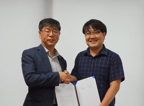 이성주 코메디닷컴 대표(왼쪽)와 김태남 위힐드 대표가 서울 강남구 위힐드 사무실에서 공동사업혁약을 체결한 후 기념 촬영을 하고 있다. ⓒ 코메디닷컴