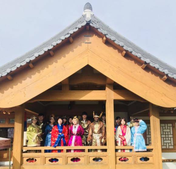 메디힐 글로벌 앰버서더 한국문화탐방 1회차 프로그램에 참석한 외국인 유학생들이 공주한옥마을에서 백제 전통의상을 입고 산진을 촬영중이다. ⓒ 롯데면세점