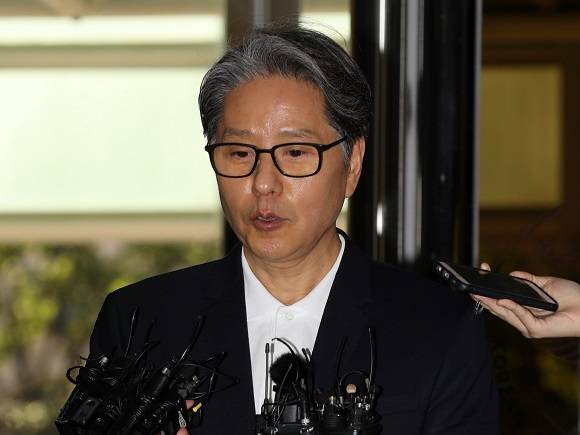 담철곤 오리온 회장이 10일 오전 10시 경기도 양평에 개인 별장을 짓는 과정에서 법인자금 약 200억원을 공사비로 유용한 혐의로 경찰에 소환됐다. ⓒ 뉴스1