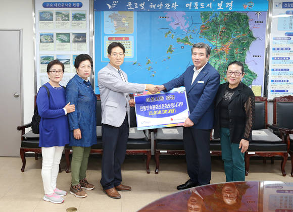 민속보존회보령시지부, 추석맞이 이웃돕기 성금 전달 성금 전달식 장면. ⓒ 보령시청