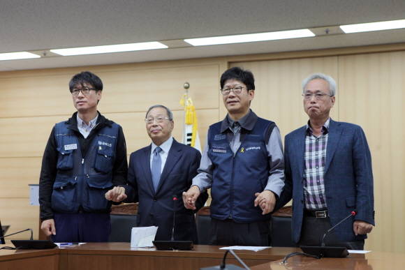 사진 왼쪽부터 금속노조 쌍용차지부 김득중 지부장, 쌍용차 최종식 대표이사, 쌍용차 홍봉석 노조위원장, 대통령 직속 경제사회노동위원회 문성현 위원장. ⓒ 쌍용자동차