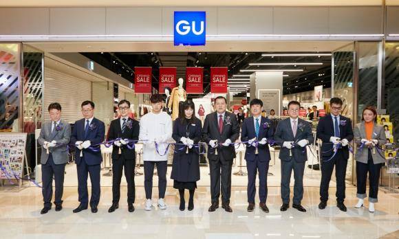 14일 GU롯데월드몰점 오픈을 기념하며 유노키 오사무 GU 대표이사 겸 사장(왼쪽에서 세번째), 홍성호 에프알엘코리아 공동 대표(오른쪽에서 네번째), 오사코 히로후미 에프알엘코리아 GU 사업 책임자(오른쪽에서 두번째) 및 황각규 롯데지주 부회장(오른쪽에서 다섯번째)을 비롯한 롯데그룹 주요 내빈 인사와 매장 첫 번째 고객이 테이프 컷팅식에 참여하고 있다 ⓒ GU