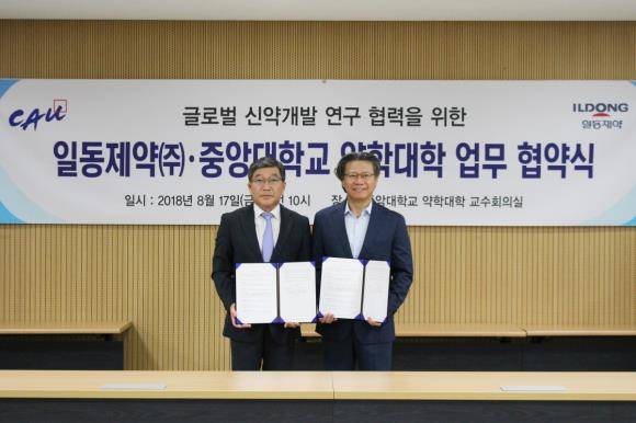 황완균 중앙대학교 약학대학장 교수(왼쪽)와 최성구 일동제약 중앙연구소장 부사장이 양해각서에 서명 후 기념 촬영을 하고 있다. ⓒ 일동제약