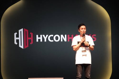 '하이콘핵스'에서 환영사하는 김태원 대표 ⓒ 하이콘