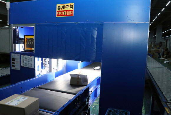 자동분류기 휠소터가 택배상자의 바코드를 읽고 있는 모습. ⓒ CJ대한통운