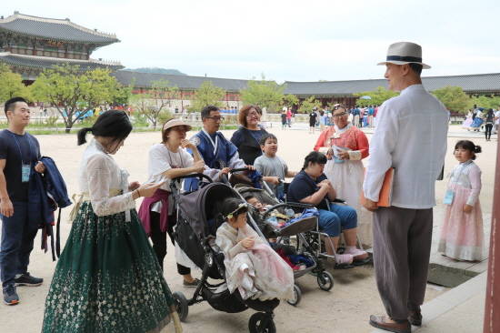 현대모비스가 장애아동을 둔 15가정을 초청해 뜻 깊은 가을 여행을 떠났다. 프로그램의 일환으로 한복을 입고 경복궁 투어에 나선 아이들이 즐거워하고 있다. ⓒ 현대모비스