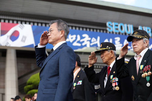 문재인 대통령은 70주년 국군의 날을 기념해 청와대 영빈관에서 경축연을 개최하고 "국방개혁을 완수하기 위해 모든 지원을 아끼지 않겠다"고 밝혔다. ⓒ 청와대