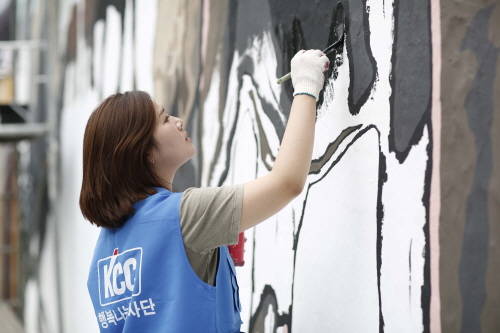 KCC 사내 봉사활동 동호회 직원이 자사의 친환경 페인트를 사용해 벽화를 그리고 있다. ⓒ KCC