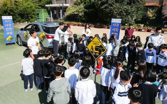 쉐보레와 세이프키즈코리아가 서울 유석초등학교에서 교통 안전교육을 실시했다. ⓒ 한국GM