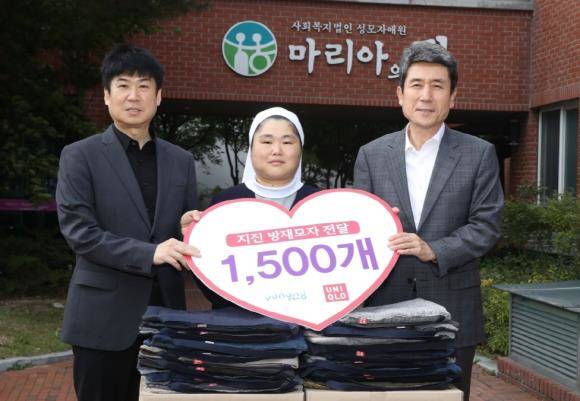 유니클로 지진 방재 모자 전달식에 홍성호 에프알엘코리아 대표(왼쪽)를 비롯해 이강덕 포항시장(오른쪽)과 엄순균 마리아의 집 시설장이 참석했다. ⓒ 유니클로