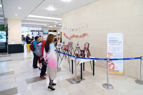 이대목동병원 산부인과는 10월10일 임산부의 날을 기념해 병원 로비에서 '280일의 안전한 여정'을 주제로 제7회 태아 초음파 사진전을 개최한다. ⓒ 이대목동병원