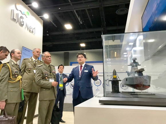10월 9일(현지시각) 美 워싱턴 D.C.에서 진행 중인 AUSA 2018에 방문한 군 관계자가 LIG넥스원의 무인수상정에 대한 설명을 듣고 있다. ⓒ LIG넥스원