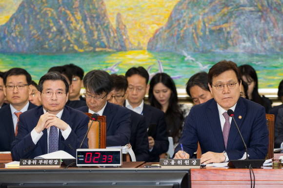 최종구 금융위원장(오른쪽)과 김용범 부위원장(왼쪽)이 정무위원의 질문을 듣고 있다. ⓒ 금융위원회