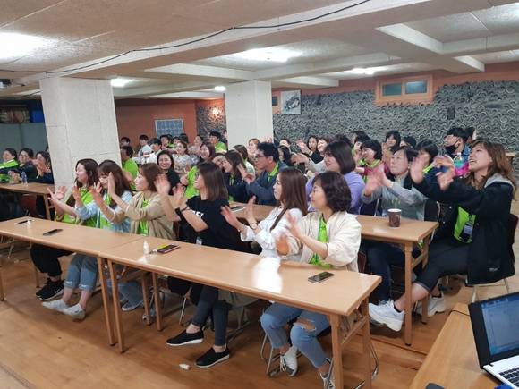 우리엔유는 매년 직원들을 위한 워크숍, 체육대회 등 단체 행사를 통해 '우리는 하나'라는 유대감을 형성하고 있다. ⓒ 우리엔유