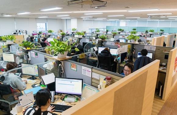상담사들의 육체적 건강을 위해 공기정화, 습도조절, 피로회복, 전자파차단 효과를 내는 화분을 900여개 배치한 LG유플러스 고객센터 사무실 내부 모습. ⓒ LG유플러스