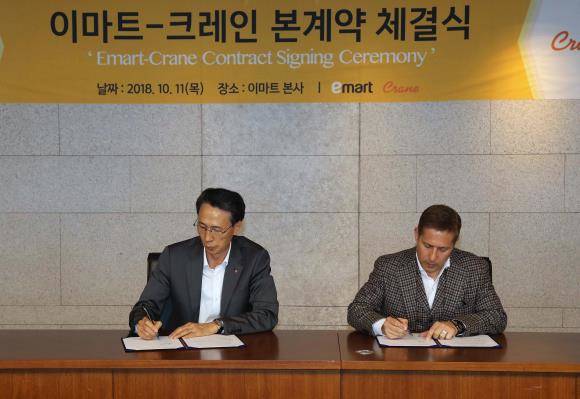 11일 오전 서울 성동구 이마트 본사 19층 대회의실에서 이마트-크레인 독점판매 본계약 체결식이 진행된 가운데 이갑수 이마트 대표이사(왼쪽), 매티어스(Matthias) 크레인사 회장이 계약서에 서명하고 있다. ⓒ 이마트
