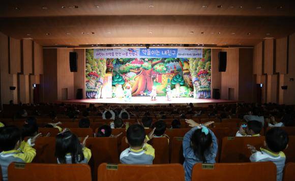 일동제약은 서초구 약사회와 함께 올바른 의약품 사용법을 주제로 한 어린이 인형극 '약돌이는 내 친구'를 후원했다. ⓒ 일동제약