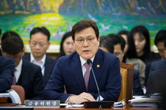 최종구 금융위원장이 정무위원회 국정감사 장에서 의원들의 질의에 답하고 있다. ⓒ 금융위원회