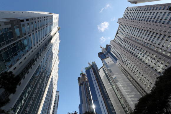 지난해 '8·2 부동산 대책' 이후 부산 지역 아파트 가격이 줄곧 하락세를 보이고 있다. 사진은 부산 해운대구의 한 아파트. ⓒ 뉴스1