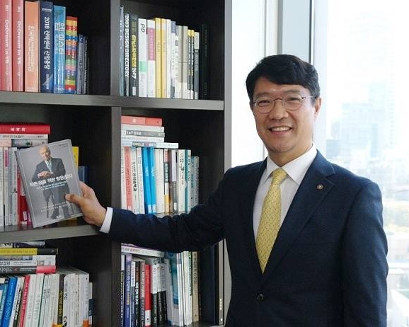 김시출 MJ플렉스·MJ피플 대표. 김 대표는 임직원 역량 강화를 위해 매월 독서토론회를 열고 있다. = 박지혜 기자