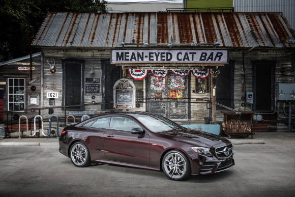 더 뉴 메르세데스-AMG E 53 4MATIC+ 쿠페는 트윈-블레이드 라디에이터 그릴, A-윙의 프런트 에이프런 등의 디자인 요소를 통해 강렬한 인상을 완성했다. ⓒ 메르세데스-벤츠 코리아