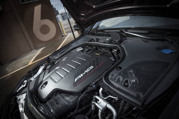 더 뉴 메르세데스-AMG E 53 4MATIC+ 쿠페는 전동화된 새로운 3.0ℓ 엔진이 핵심요소로 작용한다. ⓒ 메르세데스-벤츠 코리아