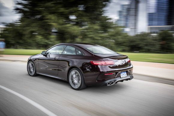 더 뉴 메르세데스-AMG E 53 4MATIC+ 쿠페의 전반적인 주행성능은 날카로운 역동성과 최상의 핸들링으로 여유로움이 느껴진다. ⓒ 메르세데스-벤츠 코리아
