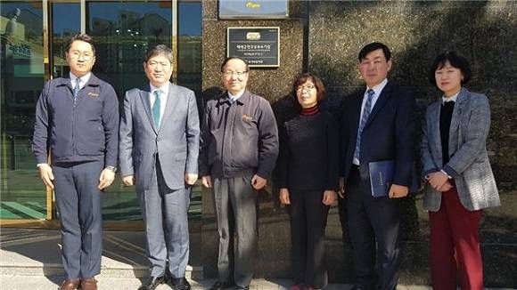 오진영 서울지방보훈청장과 최용진 미성엠프로 대표가 '2018 제대군인 고용우수기업' 인증 현판 제막식을 진행했다. ⓒ 서울지방보훈청
