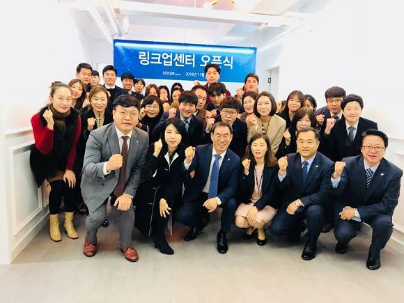 1일 오픈한 링크업센터에서 스탭스 임직원들이 오픈식을 진행하고 있다. ⓒ 스탭스