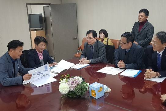 완도군 신우철 군수를 비롯한 주요 사업 관련 과장 및 팀장들이 국회를 방문해 더불어민주당 이한규 정책실장과의 면담을 하고 있다. ⓒ 완도군