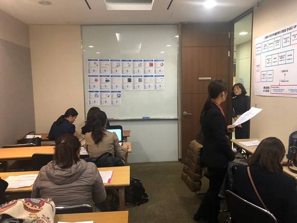 면접장 옆에 마련된 대기장에서 구직자들이 면접을 준비하고 있다. = 박지혜 기자