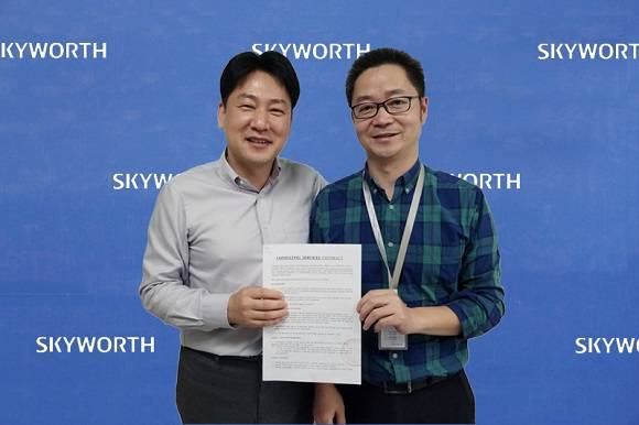 이병길 한국테크놀로지 대표(왼쪽)와 류싱후 스카이워스 전장사업대표가 지난 27일 중국 심천 스카이워스 본사에서 기술컨설팅 계약을 체결하고 기념사진을 찍고 있다. ⓒ 한국테크놀로지