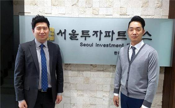 김민수 더맘마 대표(왼쪽)가 28일 서울투자파트너스가 결성한 '전북‧경북창조경제혁신펀드'를 통해 시리즈A 투자유치 계약을 체결했다. ⓒ 더맘마