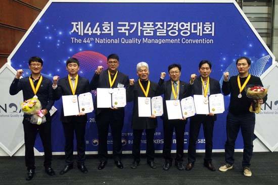28일 코엑스에서 열린 제44회 국가품질경영대회에서 KCC 품질분임조원들이 수상 후 기념촬영을 하고 있다. ⓒ KCC