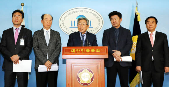 유인태 국회 사무총장이 29일 서울 여의도 국회 정론관에서 국회 투명성 강화 및 제도 혁신 방안 발표 기자회견을 하고 있다. ⓒ 뉴스1