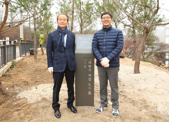 도시숲 조성을 위한 나무심기 행사에서 엄대식 동아에스티 회장(오른쪽)과 허상만 생명의 숲 이사장이 기념촬영을 하고 있다. ⓒ 동아에스티