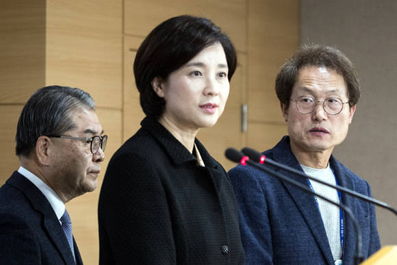 이재정 경기교육감(왼쪽)과 조희연 서울교육감이 30일 서울 세종로 정부서울청사 브리핑룸에서 사립유치원 집단 폐원 입장에 대한 범정부 대응방침을 발표 후 유은혜 사회부총리 겸 교육부 장관을 바라보고 있다. 정부는 한국유치원총연합회의 집단폐원 입장에 대해 "학부모를 불안하게 하기 위한 협박행위로 엄단조치할 것"이라며 원아 모집시기를 일방적으로 연기, 보류하는 약 120여개 사립유치원에 대해 즉시 행정지도와 필요한 경우 감사에 착수하겠다고 밝혔다. 왼쪽부터 윤준병 서울시 행정1부시장, 심보균 행정안전부 차관, 박능후 보건복지부 장관, 유 부총리, 이재정 경기교육감, 조희연 서울교육감. ⓒ 뉴스1