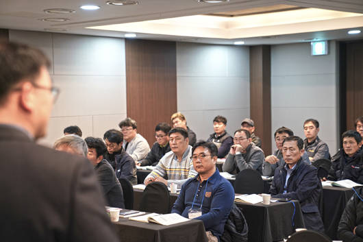 롯데건설 파트너사 현장 소장들이 안전교육에 관해 강의를 듣고 있다. ⓒ 롯데건설